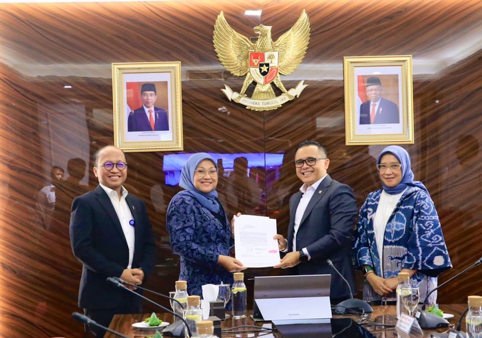 Menteri Ketenagakerjaan RI (Menaker) Ida Fauziyah mengadakan pertemuan dengan Menteri Pendayagunaan Aparatur Negara dan Reformasi Birokrasi RI (MenPAN-RB) Abdullah Azwar Anas, di Kantor Kemenpan-RB Jakarta, Senin (27/11).