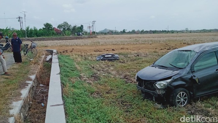 Mobil kecelakaan masuk sawah di Cawas, Klaten, Senin (27/11/2023).