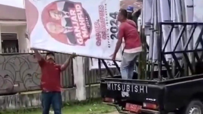 Mobil plat merah digunakan mengangkut baliho Ganjar-Mahfud di Simalungun (Foto: Tangkapan layar video viral)