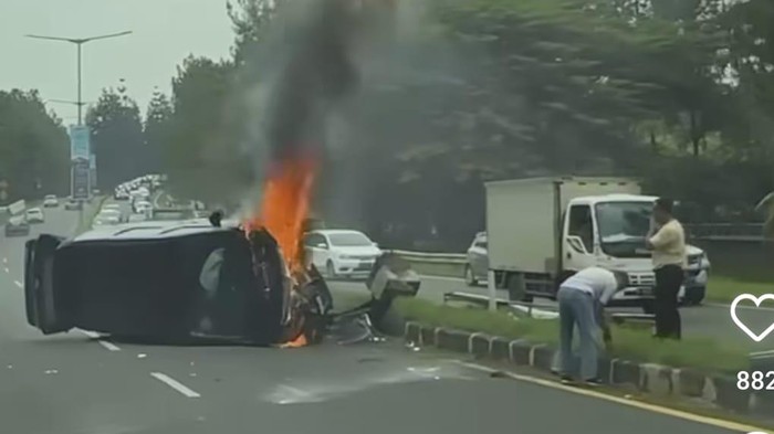 Mobil terbakar di Tol Bintaro setelah mengalami kecelakaan