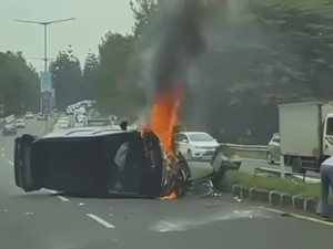 Detik-detik Alphard Terguling hingga Terbakar Dekat Exit Tol Bintaro
