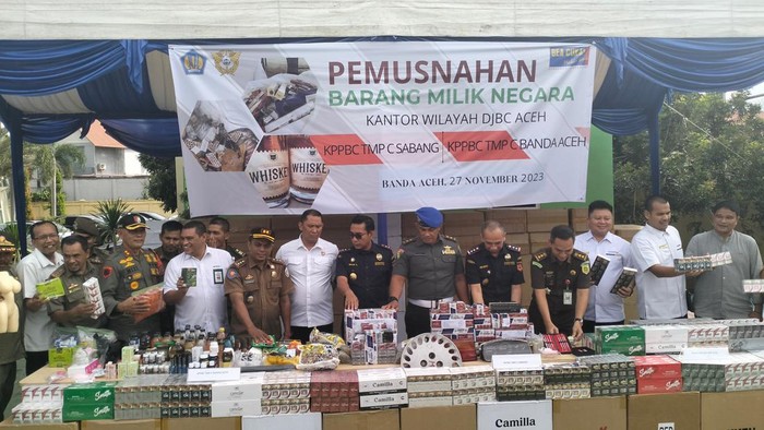 Momen pemusnahan barang ilegal di Aceh