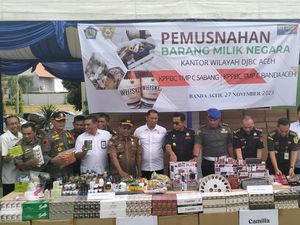 1 Juta Batang Rokok Ilegal-Boneka Seks Hasil Tangkapan di Aceh Dimusnahkan