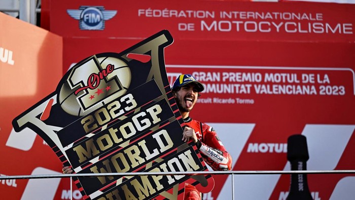 Motorcycling - MotoGP - Valencia Grand Prix - Circuit Recardo Tormo, Valencia, Spain - November 26, 2023 Ducati Lenovo Teams Francesco Bagnaia celebrates after winning the MotoGP World Championship REUTERS/Pablo Morano