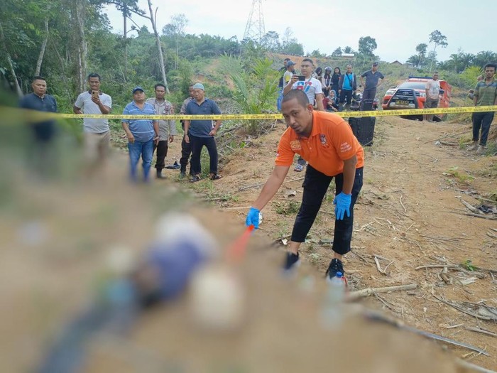 Mukhlis ditemukan tewas dengan luka gorok di leher