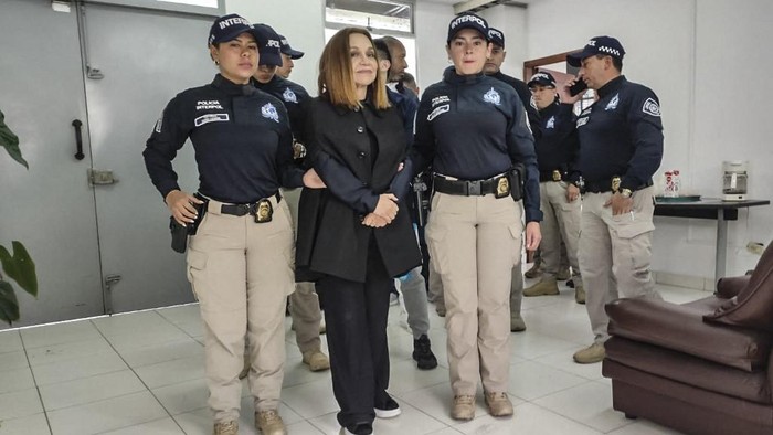 Perancang busana asal Kolombia Nancy Gonzalez (tengah) diekstradisi di Bandara Internasional El Dorado di Bogota pada 30 Agustus 2023.