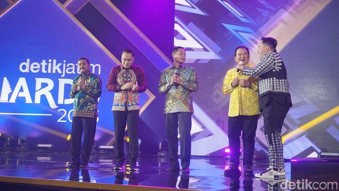 Nassar bernyanyi bersama para pejabat di Jatim dalam detikJatim Award 2023, Senin (27/11/2023)