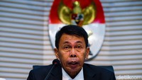 Dalam konferensi pers pertamanya sebagai Ketua KPK sementara, Nawawi Pomolango mengatakan bila keputusan-keputusan yang diambil KPK tetap secara kolektif kolegial. Namun dengan kondisi saat ini dia lebih mengedepankan asas kesepakatan.  