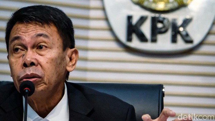 Nawawi Pomolango resmi menjadi Ketua KPK sementara menggantikan Firli Bahuri. Nawawi kemudian berbicara soal kelembagaan KPK dalam jumpa pers di gedung KPK, Jakarta, Senin (27/11/2023).