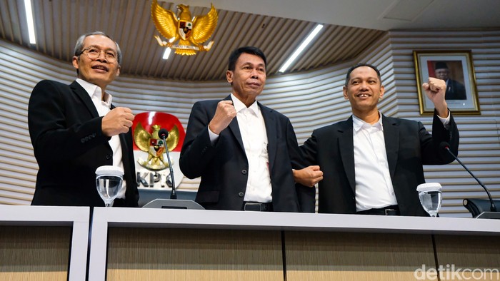 Nawawi Pomolango resmi menjadi Ketua KPK sementara menggantikan Firli Bahuri. Nawawi kemudian berbicara soal kelembagaan KPK dalam jumpa pers di gedung KPK, Jakarta, Senin (27/11/2023).