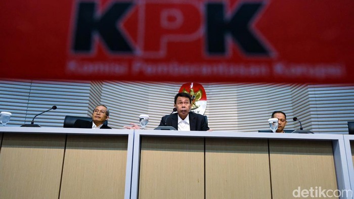 Nawawi Pomolango Bicara Kelembagaan KPK Usai Gantikan Firli Bahuri Nawawi Pomolango resmi menjadi Ketua KPK sementara menggantikan Firli Bahuri. Nawawi kemudian berbicara soal kelembagaan KPK dalam jumpa pers di gedung KPK, Jakarta, Senin (27/11/2023).
