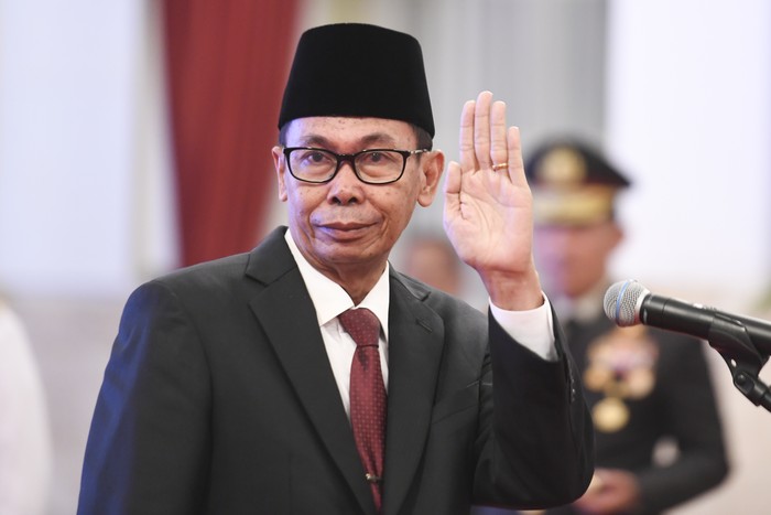 Ketua KPK sementara Nawawi Pomolango berjalan usai mengucap sumpah jabatan Ketua KPK di hadapan Presiden Joko Widodo di Istana Negara, Jakarta, Senin (27/11/2023). Nawawi Pomolango resmi menjadi Ketua KPK sementara masa jabatan 2019-2024 usai membacakan sumpah menggantikan Firli Bahuri yang telah ditetapkan sebagai tersangka kasus dugaan pemerasan oleh Polda Metro Jaya. ANTARA FOTO/Hafidz Mubarak A/YU