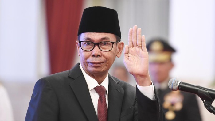 Nawawi Pomolango menjadi Ketua KPK Sementara Ketua KPK sementara Nawawi Pomolango berjalan usai mengucap sumpah jabatan Ketua KPK di hadapan Presiden Joko Widodo di Istana Negara, Jakarta, Senin (27/11/2023). Nawawi Pomolango resmi menjadi Ketua KPK sementara masa jabatan 2019-2024 usai membacakan sumpah menggantikan Firli Bahuri yang telah ditetapkan sebagai tersangka kasus dugaan pemerasan oleh Polda Metro Jaya. ANTARA FOTO/Hafidz Mubarak A/YU