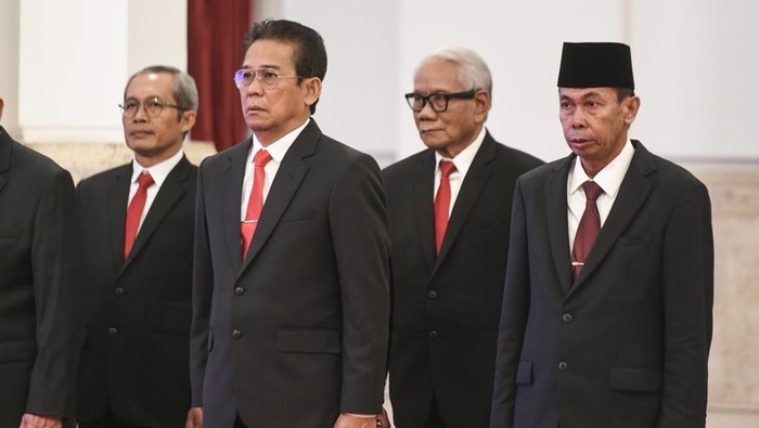 Nawawi Pomolango menjadi Ketua KPK Sementara Ketua KPK sementara Nawawi Pomolango berjalan usai mengucap sumpah jabatan Ketua KPK di hadapan Presiden Joko Widodo di Istana Negara, Jakarta, Senin (27/11/2023). Nawawi Pomolango resmi menjadi Ketua KPK sementara masa jabatan 2019-2024 usai membacakan sumpah menggantikan Firli Bahuri yang telah ditetapkan sebagai tersangka kasus dugaan pemerasan oleh Polda Metro Jaya. ANTARA FOTO/Hafidz Mubarak A/YU