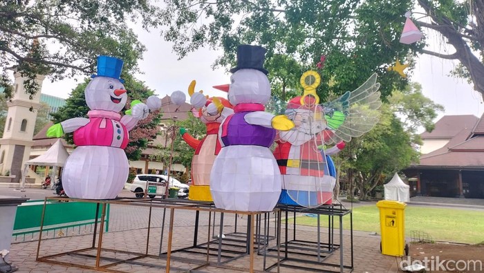 Ornamen Natal yang mulai dipasang di Balai Kota Solo, Senin (27/11/2023).