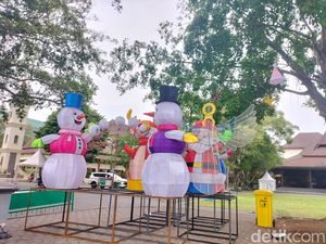 Ornamen Natal Mulai Dipasang di Sekitar Balai Kota Solo, Nyala 1 Desember
