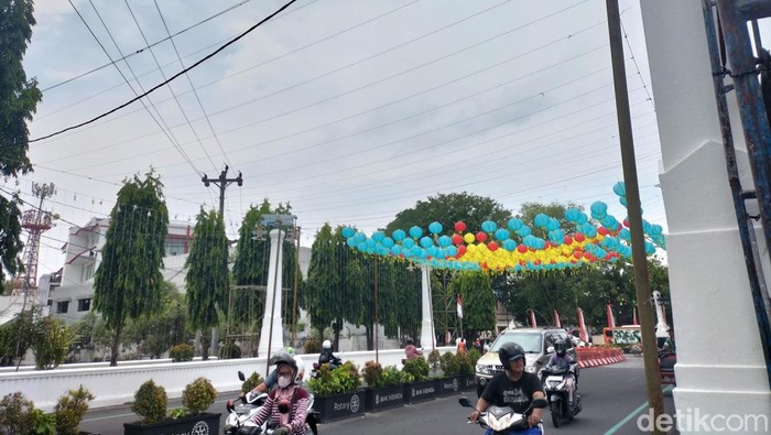 Ornamen Natal yang mulai dipasang di sekitar Pasar Gede dan Balai Kota Solo, Senin (27/11/2023).