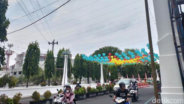 Ornamen Natal yang mulai dipasang di sekitar Pasar Gede dan Balai Kota Solo, Senin (27/11/2023).