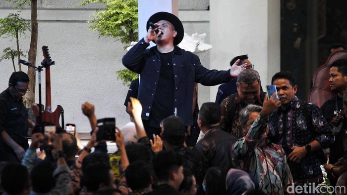 Band musik Padi Reborn tampil dalam acara Deklarasi Kampanye Pemilu Damai, KPU, Jakarta, Senin (27/11/2023).