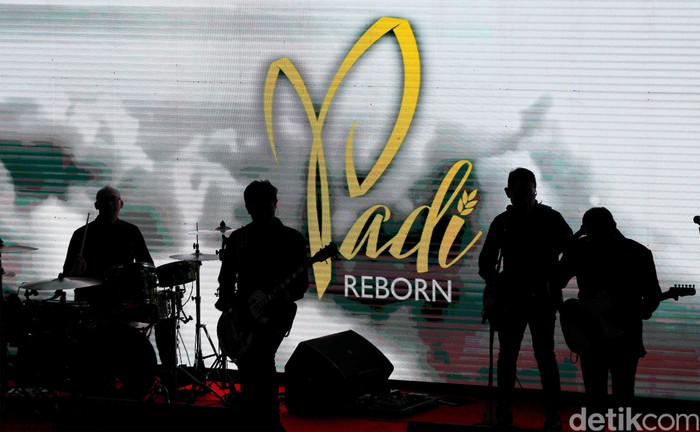 Padi Reborn Meriahkan Deklarasi Pemilu Damai 2024 Band musik Padi Reborn tampil dalam acara Deklarasi Kampanye Pemilu Damai, KPU, Jakarta, Senin (27/11/2023).