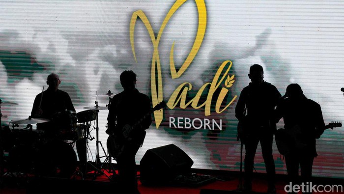 Padi Reborn Meriahkan Deklarasi Pemilu Damai 2024 Band musik Padi Reborn tampil dalam acara Deklarasi Kampanye Pemilu Damai, KPU, Jakarta, Senin (27/11/2023).