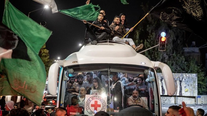 A crowd surrounds a Red Cross bus carrying Palestinians prisoners released from Israeli jails in exchange for hostages released by Hamas from the Gaza Strip, in Ramallah in the occupied West Bank on November 26, 2023. Israels prison service said 39 Palestinian detainees were released on November 26, 2023 under the terms of a truce agreement between Israel and Hamas in the Gaza Strip. The announcement came after 13 Israeli hostages were freed in the Palestinian territory under the deal, along with three Thais and a Russian-Israeli dual citizen. (Photo by Fadel SENNA / AFP)