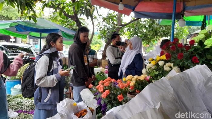 Ramainya pengunjung di Pasar Kembang Kota Solo, Senin (27/11/2023).
