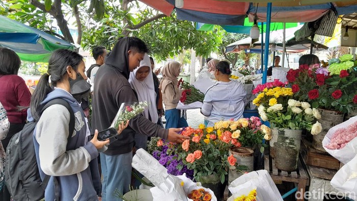 Ramainya pengunjung di Pasar Kembang Kota Solo, Senin (27/11/2023).