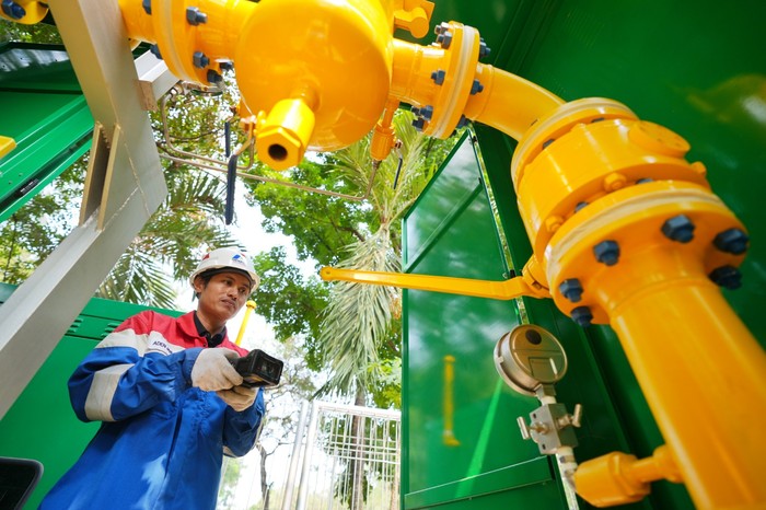 Pegawai PGN Memeriksa Jaringan Gas