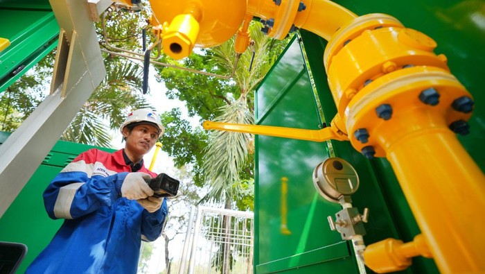 Pegawai PGN Memeriksa Jaringan Gas