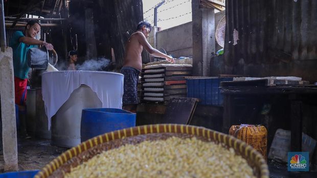Pekerja menggiling kedelai pada salah satu pabrik tahu di Jakarta, Senin (27/11/2023). Pabrik tahu milik Haji Imroni tetap melakukan produksi seperti biasa meski harga kacang kedelai di pasaran telah menembus Rp 17.300/Kg dari yang sebelumnya Rp 13.000/Kg. (CNBC Indonesia/Faisal Rahman)