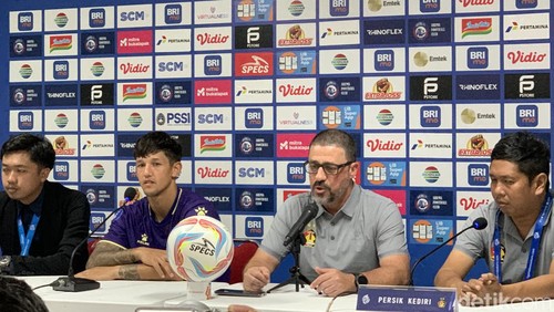 Pemain Persik Kediri Irfan Bachdim hadir dalam konferensi pers seusai menghadapi Arema FC di Stadion Kapten I Wayan Dipta, Gianyar, Bali, Senin (27/11/2023). (Siti Muamalah/detikBali)
