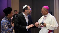 Tiga pemuka agama berbincang pada pembukaan R20 International Summit of Religious Authorities (ISORA) di Jakarta, Senin (27/11/2023).  