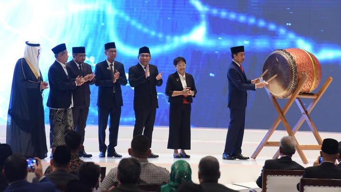 Pembukaan R20 International Summit of Religious Authorities Tiga pemuka agama berbincang pada pembukaan R20 International Summit of Religious Authorities (ISORA) di Jakarta, Senin (27/11/2023). Dalam pertemuan pengampu keagamaan internasional tersebut membahas peran agama dalam mengatasi konflik di Timur Tengah dan ancaman terhadap tatanan internasional khususnya mengenai tragedi kemanusiaan di Gaza, Palestina. ANTARA FOTO/Indrianto Eko Suwarso/YU
