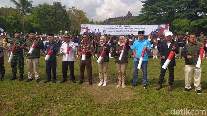 Apel pengawasan Bawaslu Kabupaten Magelang dari Candi Borobudur, Senin (27/11/2023).
