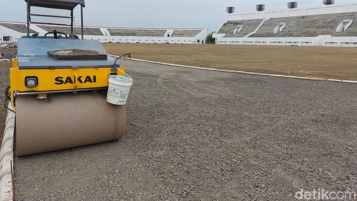 Penanaman rumput serta perbaikan lintasan atletik sedang dilakukan di Stadion Watubelah Cirebon.