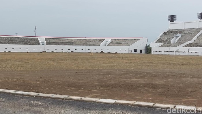 Penanaman rumput serta perbaikan lintasan atletik sedang dilakukan di Stadion Watubelah Cirebon.