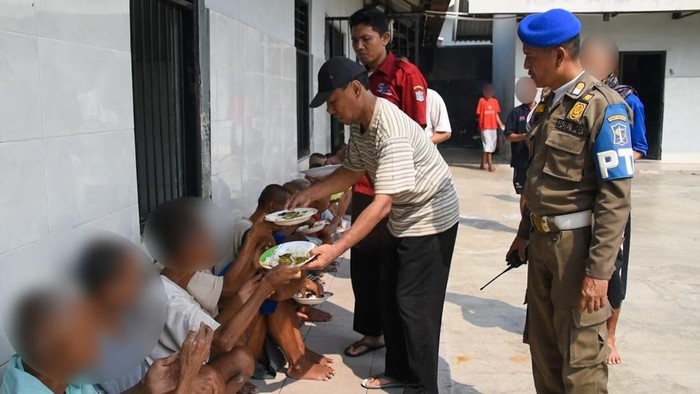 pengemis di surabaya viral minta paksa uang 5 ribu dibina