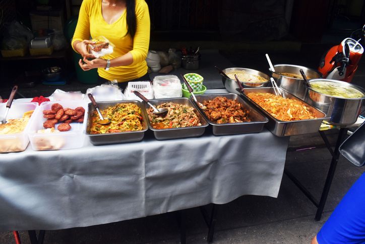 Penjual makanan kaki lima  curhat kesal dengan pembeli yang suka berutang.