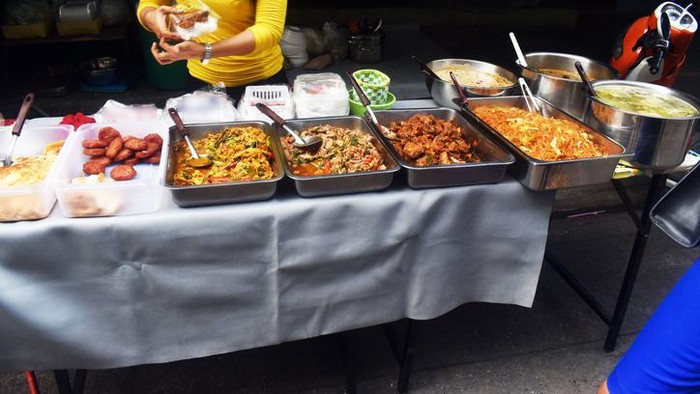 Penjual makanan kaki lima  curhat kesal dengan pembeli yang suka berutang.