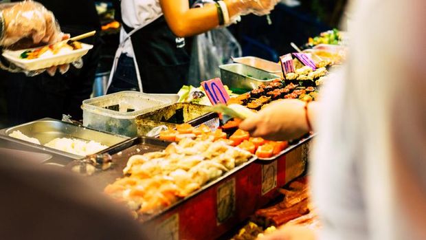 Penjual makanan kaki lima  curhat kesal dengan pembeli yang suka berutang.