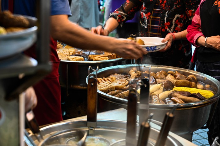 Penjual makanan kaki lima  curhat kesal dengan pembeli yang suka berutang.