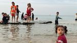 Perang Libur, Warga Bermain di Pantai