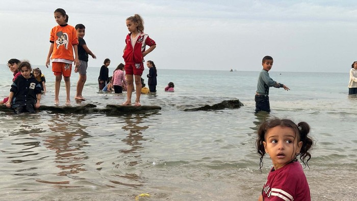 Perang Libur, Warga Bermain di Pantai Palestinians spend time on a beach during a temporary truce between Hamas and Israel, in Deir al-Balah in the central Gaza Strip November 25, 2023. REUTERS/Fadi Shana
TPX IMAGES OF THE DAY