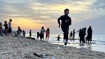 Perang Libur, Warga Bermain di Pantai