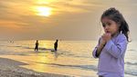 Perang Libur, Warga Bermain di Pantai