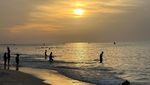 Perang Libur, Warga Bermain di Pantai
