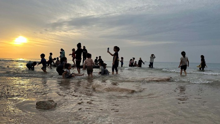 Perang Libur, Warga Bermain di Pantai Palestinians spend time on a beach during a temporary truce between Hamas and Israel, in Deir al-Balah in the central Gaza Strip November 25, 2023. REUTERS/Fadi Shana
TPX IMAGES OF THE DAY