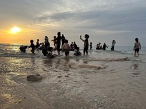 Perang Libur, Warga Bermain di Pantai