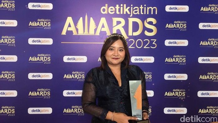 Perwakilan MS GLOW menerima penghargaan detikJatim Awards 2023.